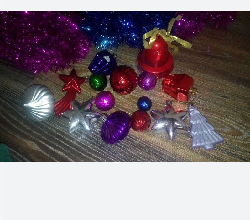 Елка с игрушками в хорошем состоянии