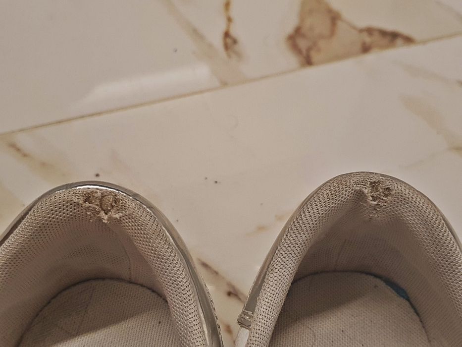 Бели спортни обувки