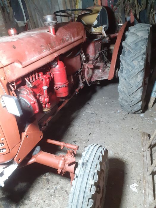 Vând tractor în patru pistoane 45 de cai putere stare bună preț 2200e.negocoabil