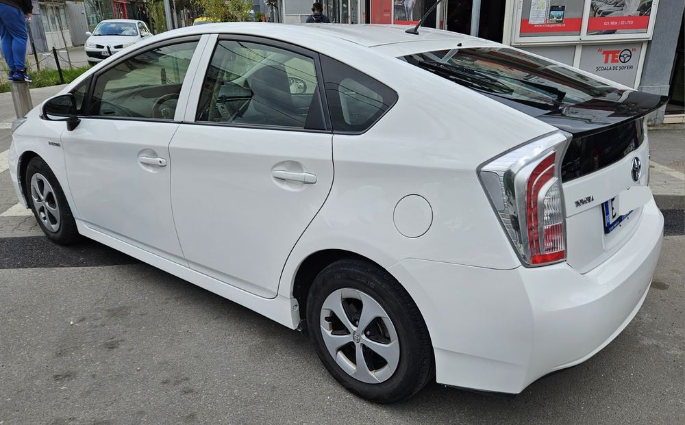 Inchiriez Prius 3 face lift UBER- BOLT