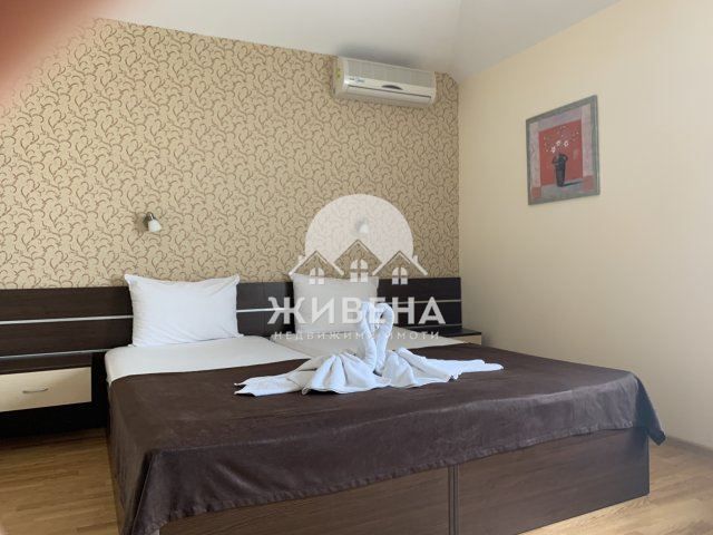 Продава хотел, РЗП: 400 кв.м, м-т Кабакум, на първа линия