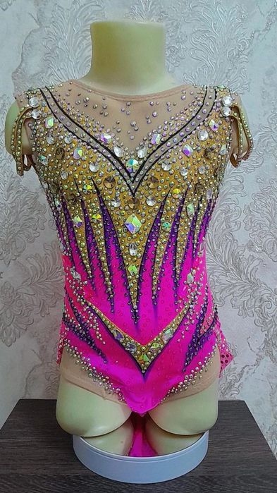 Шью  купальники для художественной гимнастики .