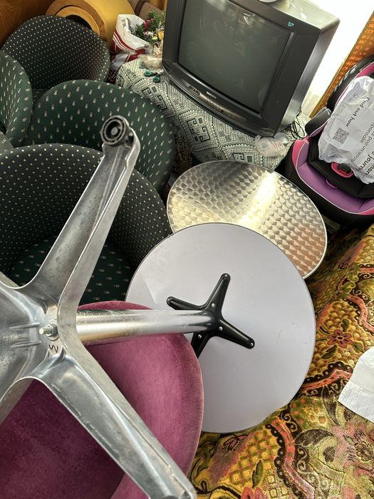 Здравейте продавам масите,столовете,палетните дивани от първата снимка