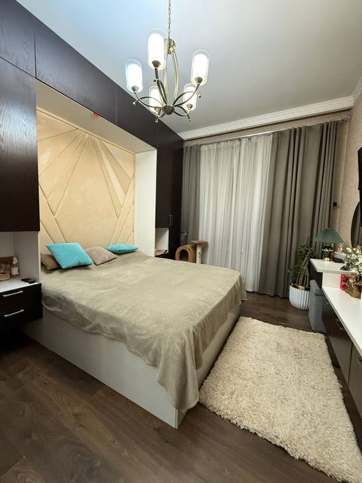 Продаётся  Высокопотолочка Чиланзар 1  3/3/4  с двумя балконами!