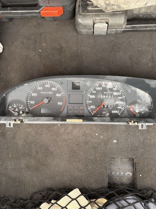 Щиток прибора на Audi 100 C4 A6 с кармашкам