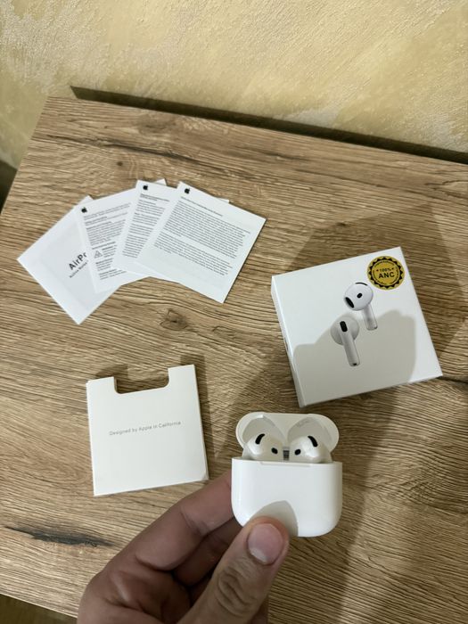 Air Pods 4 originale, cu noise cancelling si incarcare magsafe