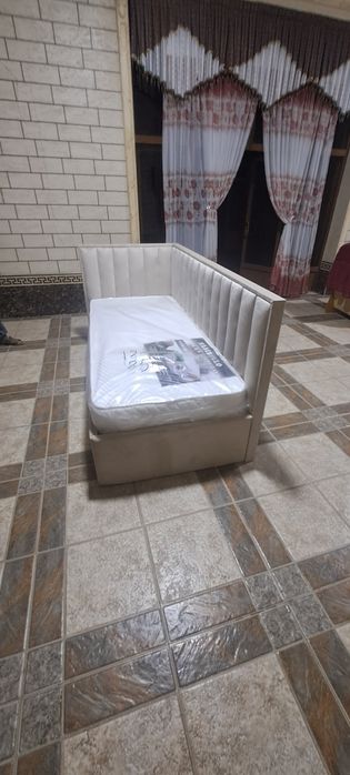 1 кишилик кровать сотилади.