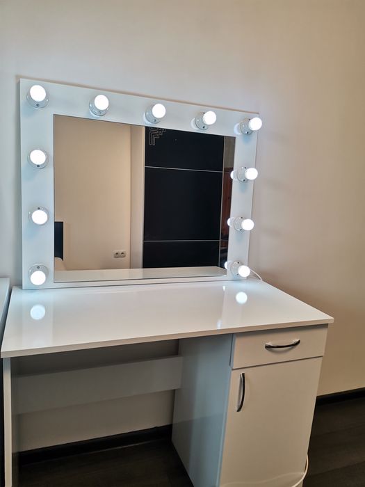 Огледало за грим с осветление