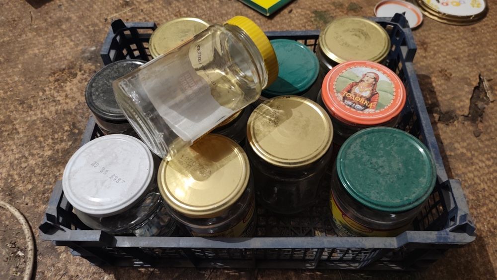 Продавам буркани с капачки, всякакви размери.