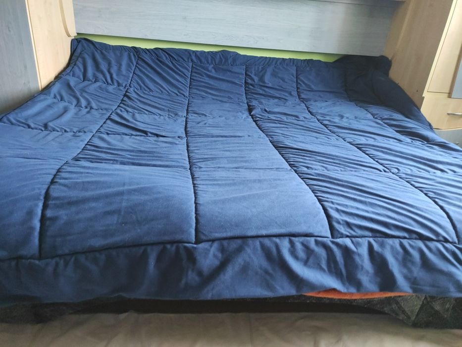 Plapumă pentru pat de dimensiuni mari, 2.40/2.20cm.
Produs adus din import de foarte bună calitate.