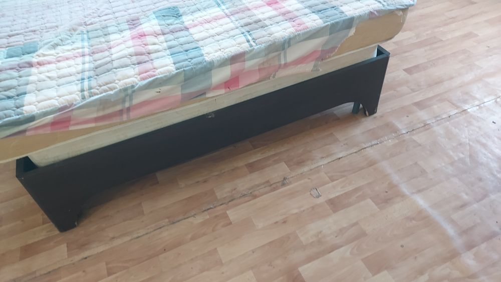 Отдам даром кровать с матрасом.