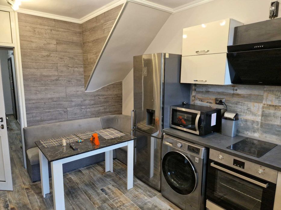 Дава се под наем Двустаен апартамент в Бургас, Център - 55 кв.м за 408 € - Снимка #1