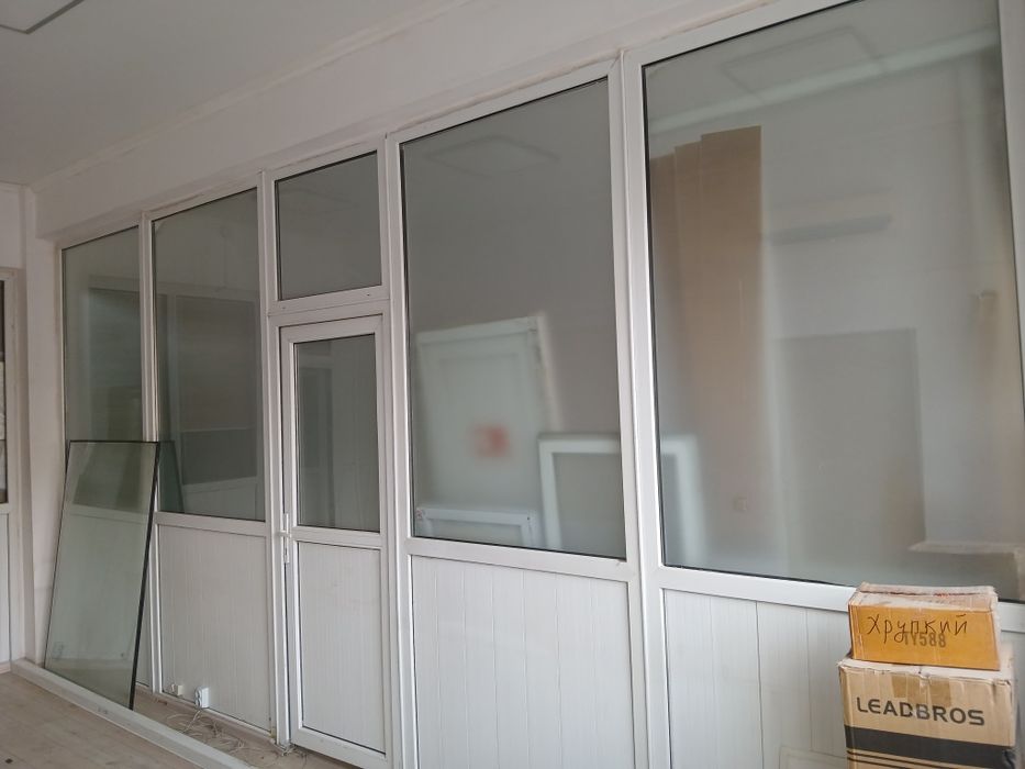 Пластиковые Перегородка с дверью бу 2