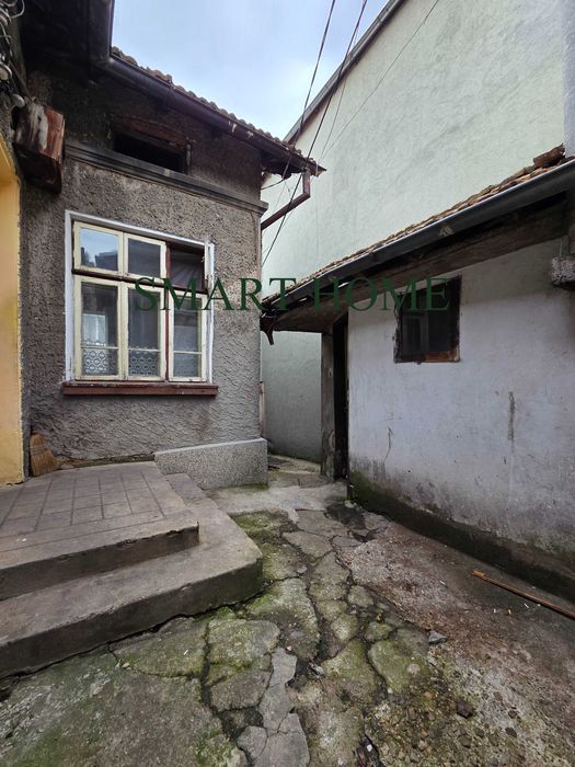 Едноетажна къща на гара Горна Оряховица!