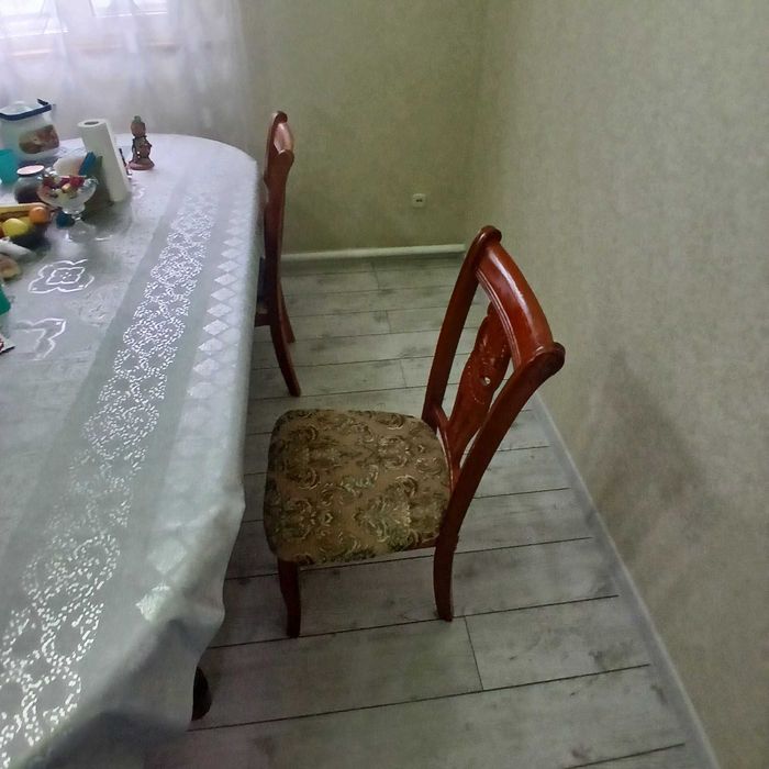 Продам кухонный стол со стульями