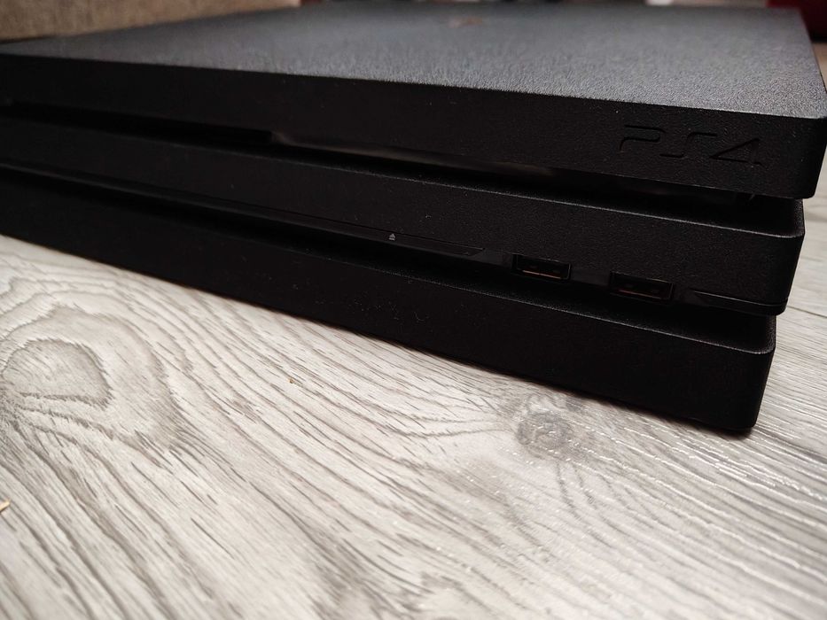 Playstation 4 Pro с 2 оригинални контролера