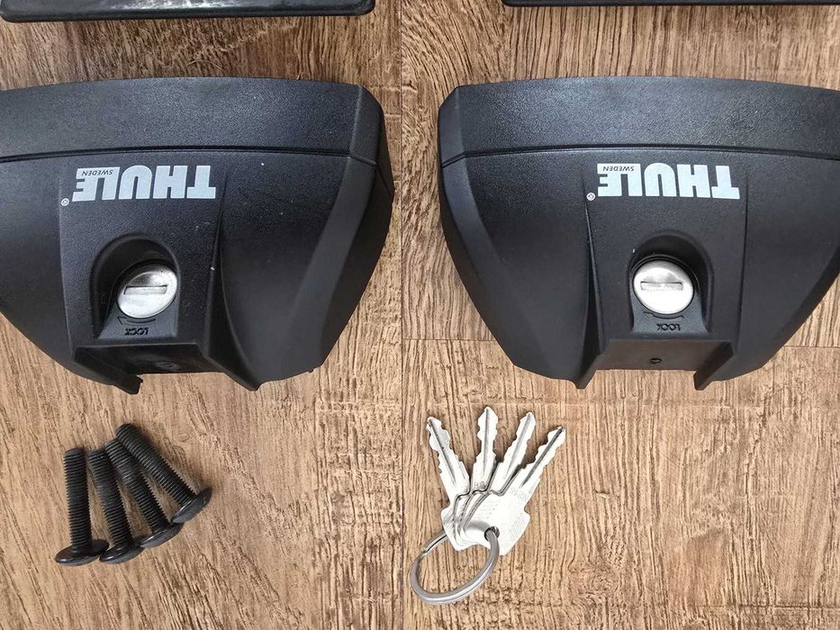 Vând două suporturi THULE pentru bicicletă împreună cu două bare transversale THULE de fixare pe automobil