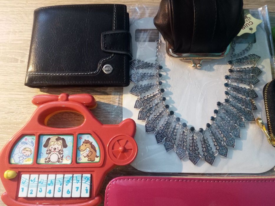 портмонета и играчки