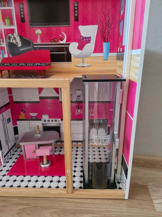 Дървена къща за кукли с асансьор