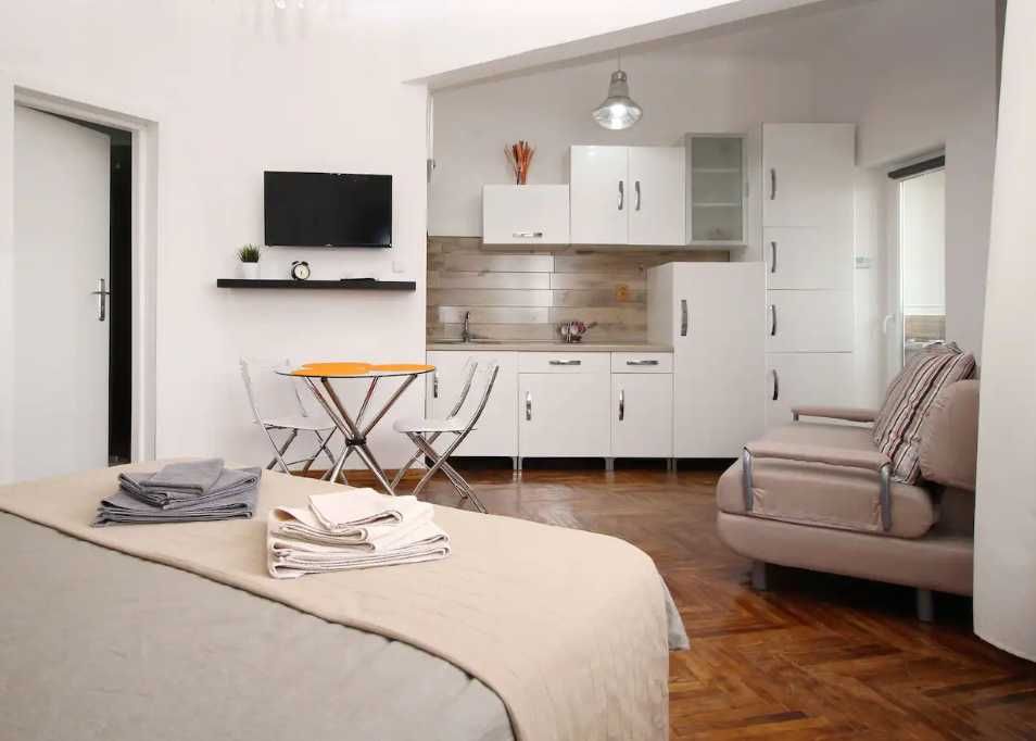 Дава се под наем Едностаен апартамент в Пловдив, Христо Смирненски - 54 кв.м за 153 € - Снимка #1