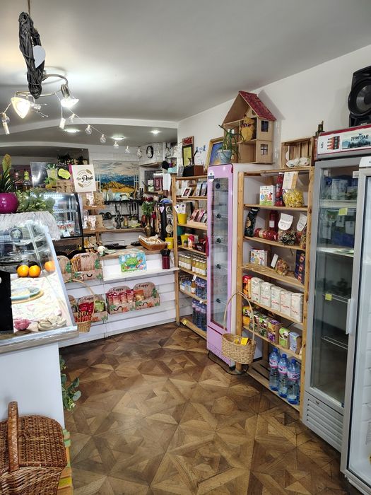 Продава се бизнес-кафе- магазин с топла точка за готова храна. На две нива по 35 кв. м.