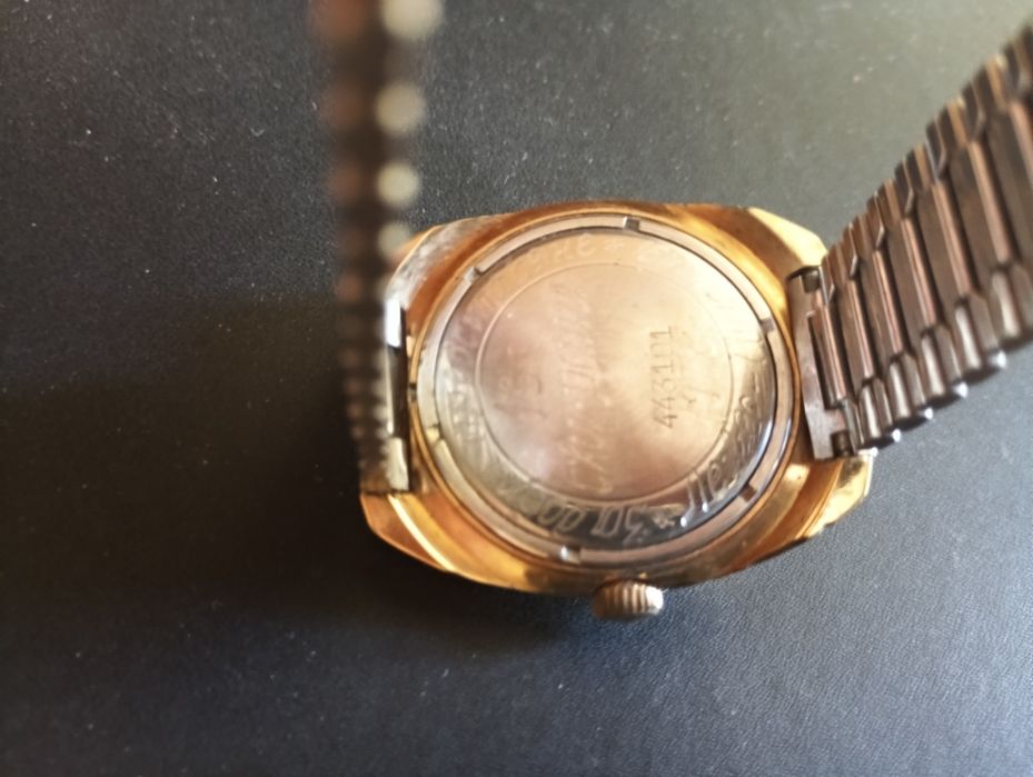 Руски часовник "Слава", позлатен, с датник и метална каишка