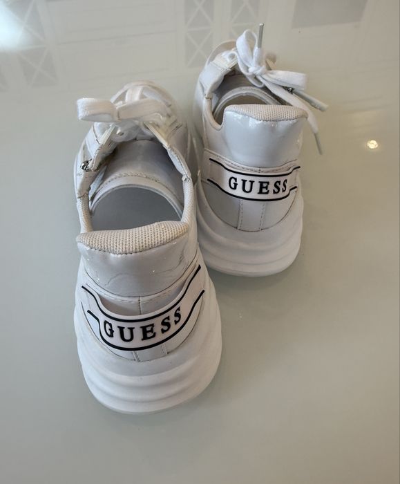 Продам кроссовки Guess