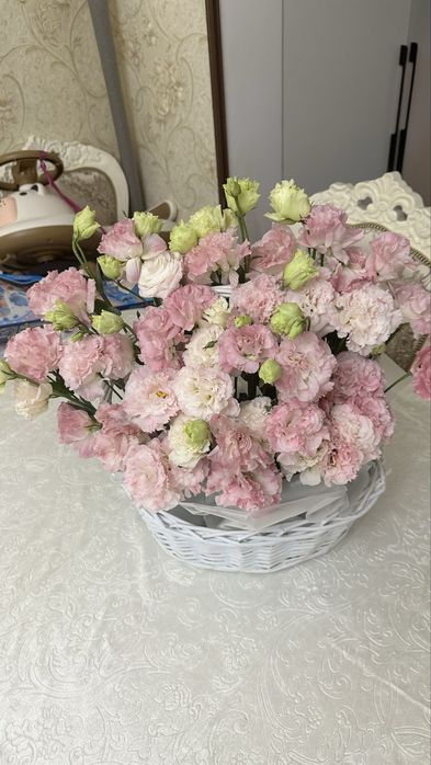 Цветы в корзине свежий