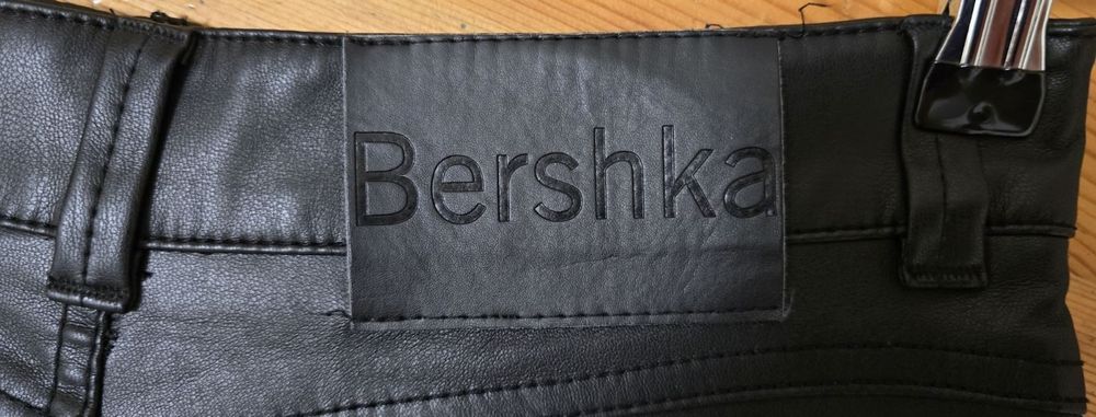 Нов. Дамски оригинален панталон кожен.  BERSKA