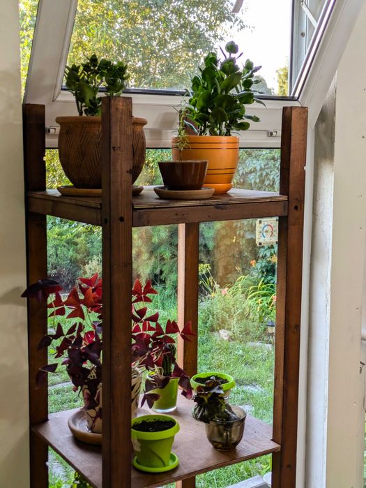 Деревянный стелаж