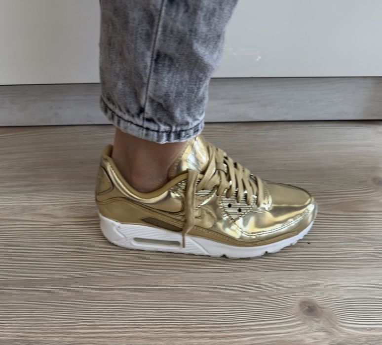 Златни маратонки Nike