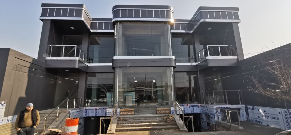 Katta yoʻlda Biznes uchun Bino