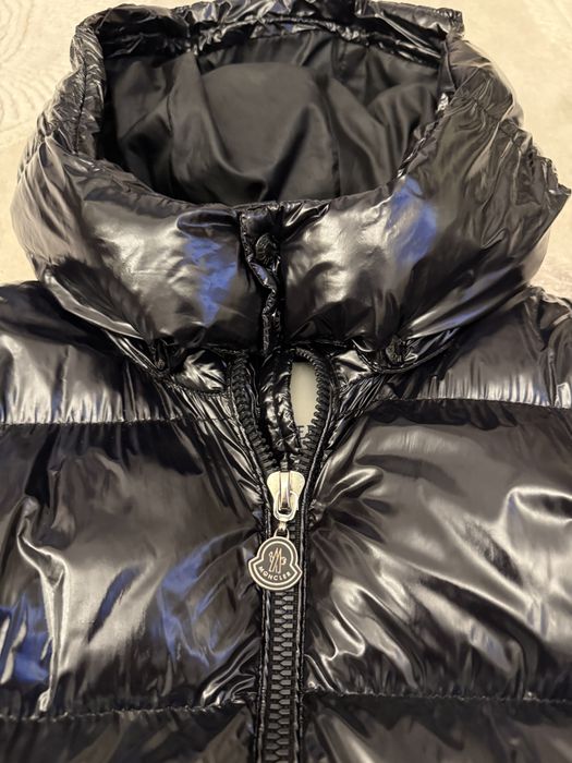 Geaca moncler  purtata de 5 ori este buna la 64kg maxim 68kg