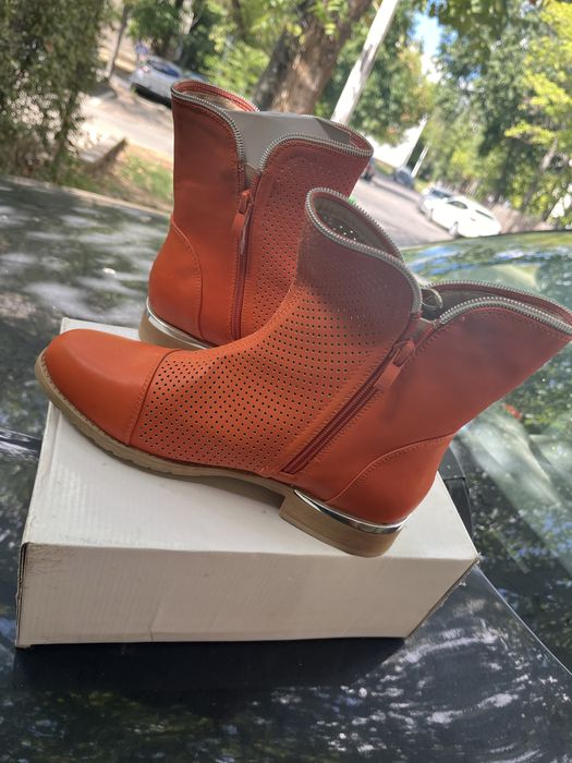 Ghete perforate turcoaz si portocaliu