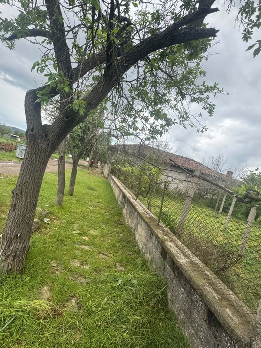 Продавам къща с голям двор