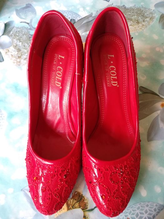 Продаю вечерние туфли со стразами