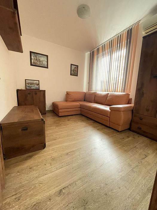 Под наем самостоятелна къща с двор