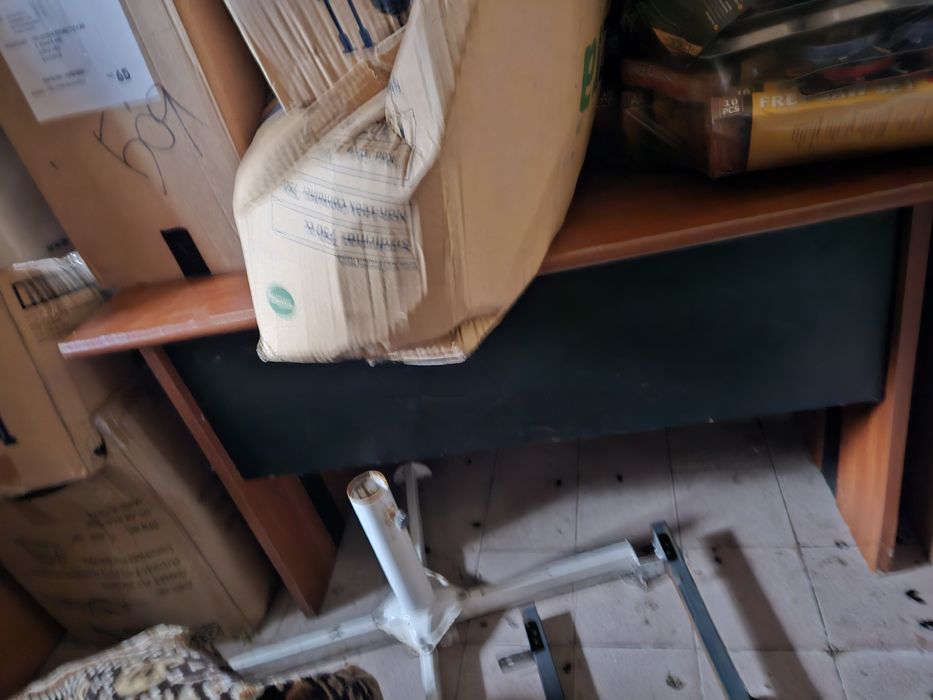 Подарявам офис маси до неделя вечерта