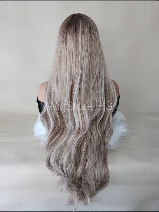 Пепеляво руса перука на леки вълни без бретон