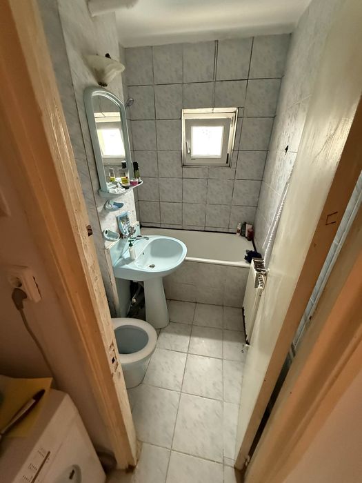 Vând apartament semidecomandat-Craiovita Nouă