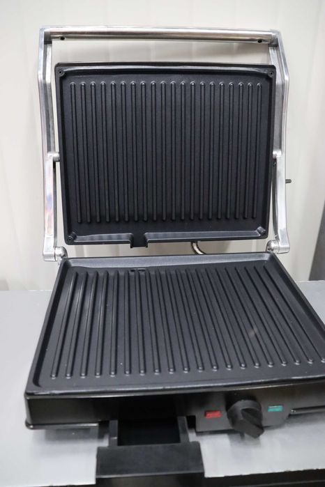 Електрически грил BEHOMEизработен от чугун, , 1800W, с лек ДЕФЕКТ