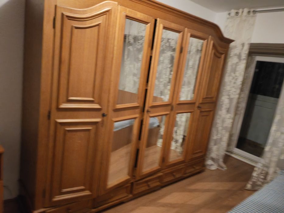 URGENT emigrez Dormitor dulap cu oglinzi si paturi  cu saltea sau separat, Biblioteca, Frigider mare ARDO
