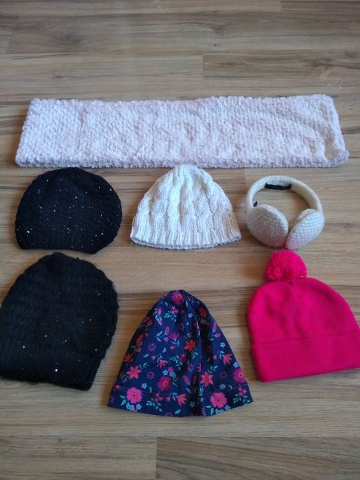 Лот от зимни шапки