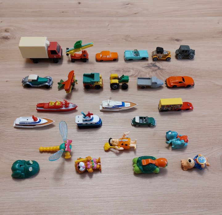 Стари Киндер играчки