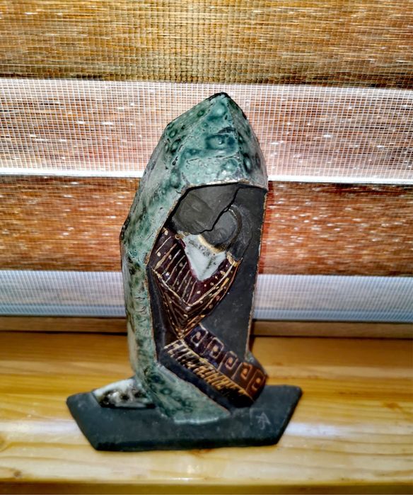 Антикварна керамика фигура скулптура Дева Мария подписана уникална