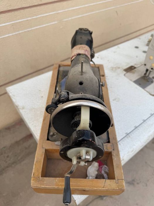 Швейный машын машын ислеп турыпты