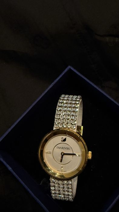 Стильные часы Swarovski