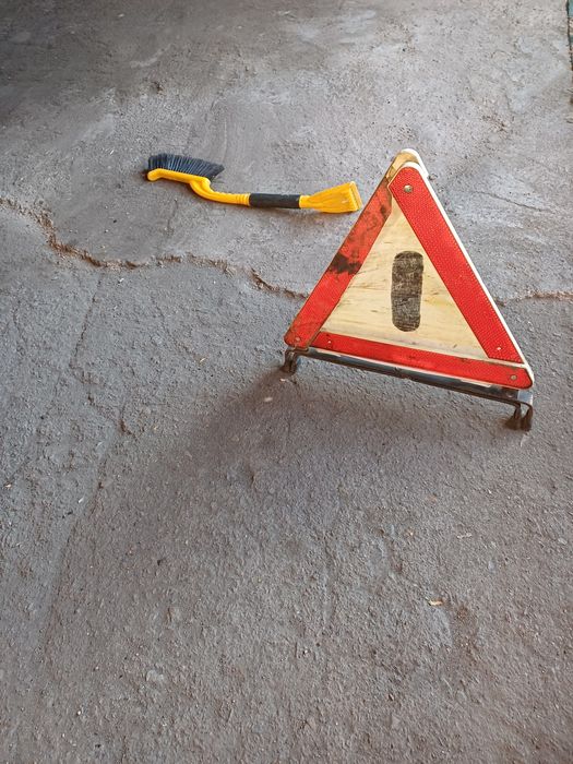 Знак дорожный для автомобиля