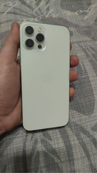 Vand iphone 12 pro max sanatatea la baterie 83 vine însotit de 3 huse