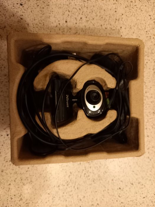 Камера за компютър със слушалки и микрофон